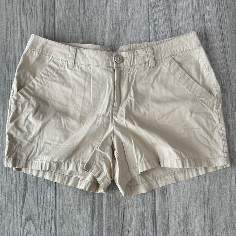 Women’s Columbia Chino Shorts in Khaki, Size 8, EUC